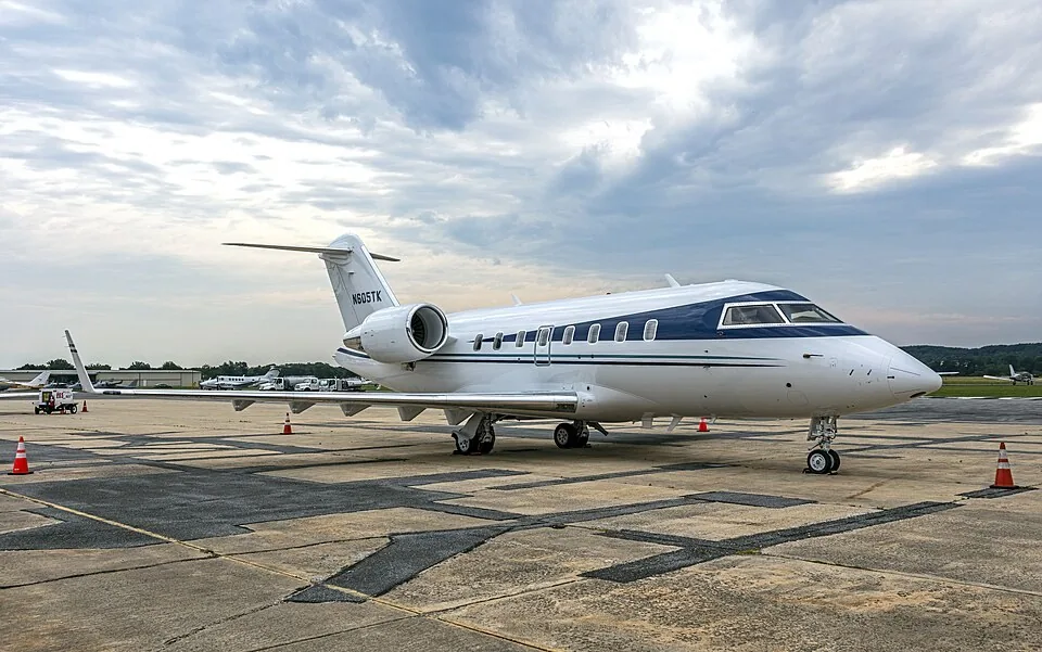 Challenger 605 exterior — representative aircraft